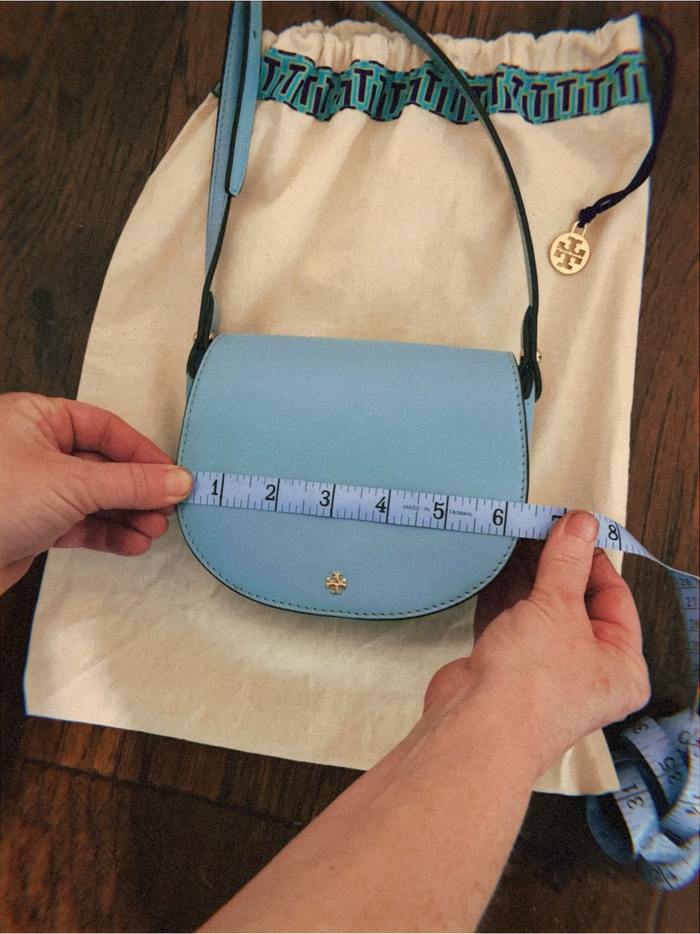 Tory Burch Baby Blue Saddle Crossbody with Gold Logo - Picture 6 of 7